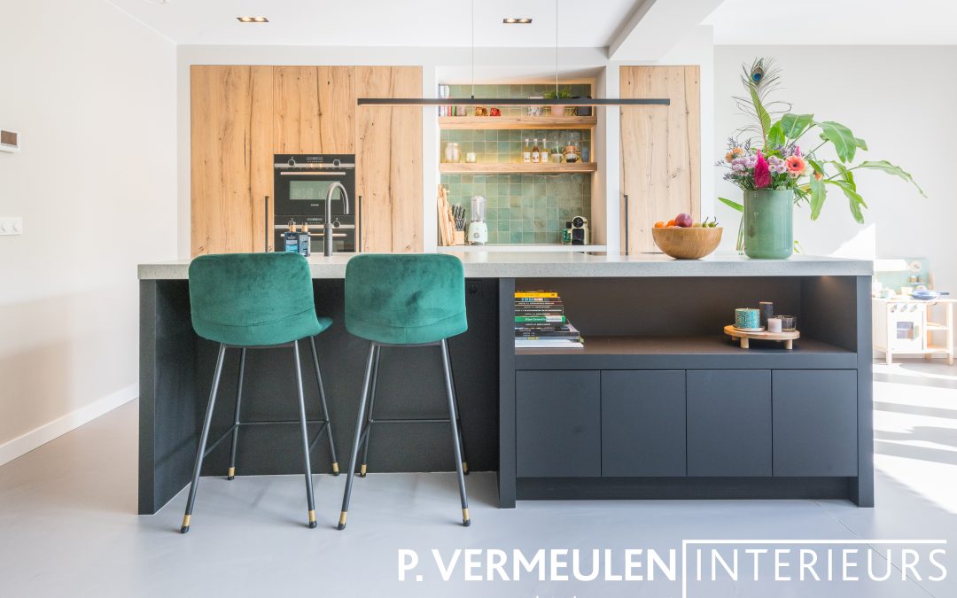 Moderne Houten & Donkere Keuken